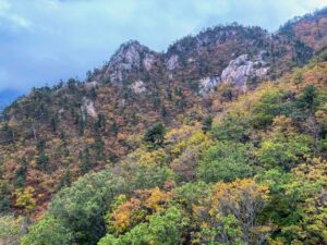 설악산 비경을 향한 고결한 등정: 대한민국 하이엔드 아웃도어의 미학적 접근_0